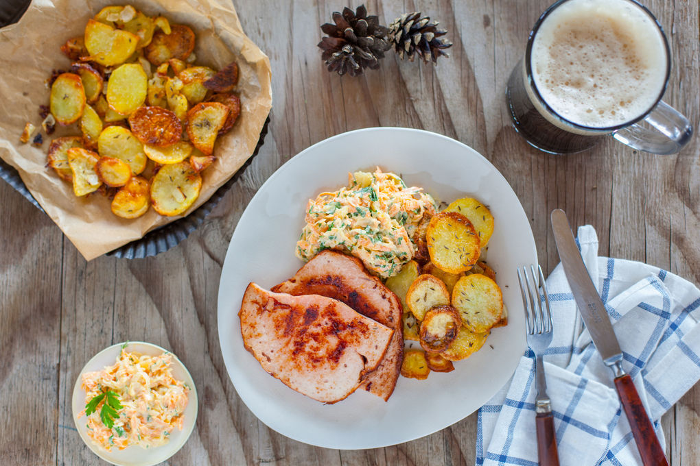 Gebratener Leberkäse mit Ofenkartoffeln und Möhrensalat