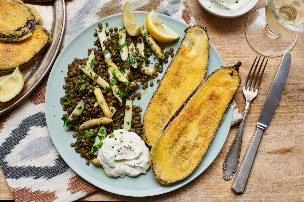 Saftige Auberginen-Schnitzel mit Linsen-Spargel-Salat