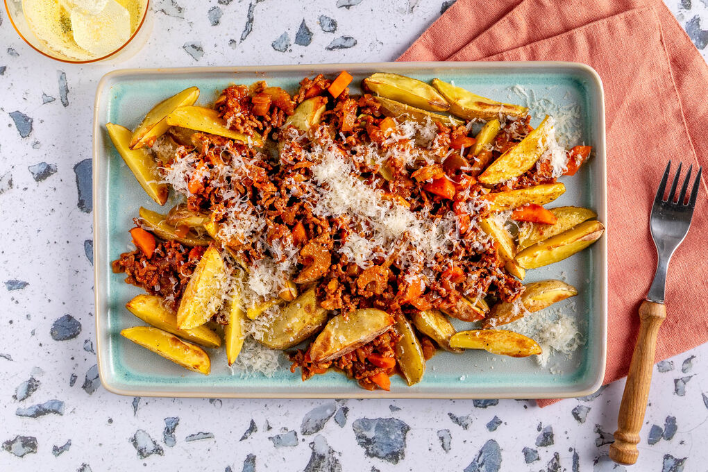 „Loaded Fries“ mit Rinderbolognese und aromatischem Gemüse