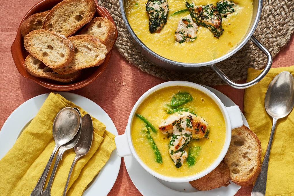 Zitronige Maissuppe mit Hähnchenstreifen und Knofibrot