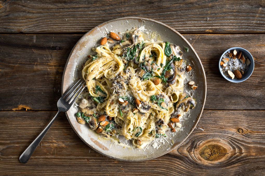 Feine Champignon-Spinat-Pasta mit cremiger Salbeisauce und Rauchmandeln