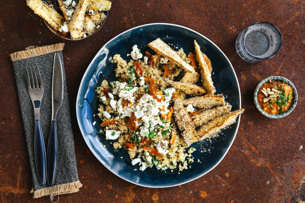 Knusprige Auberginen und Feta mit Aprikosen-Couscous und Romescosauce