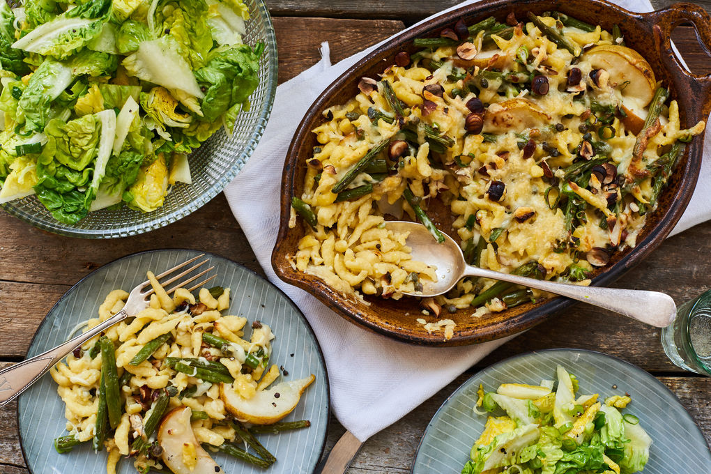 Käsespätzle mit grünen Bohnen, Haselnüssen und Birnen