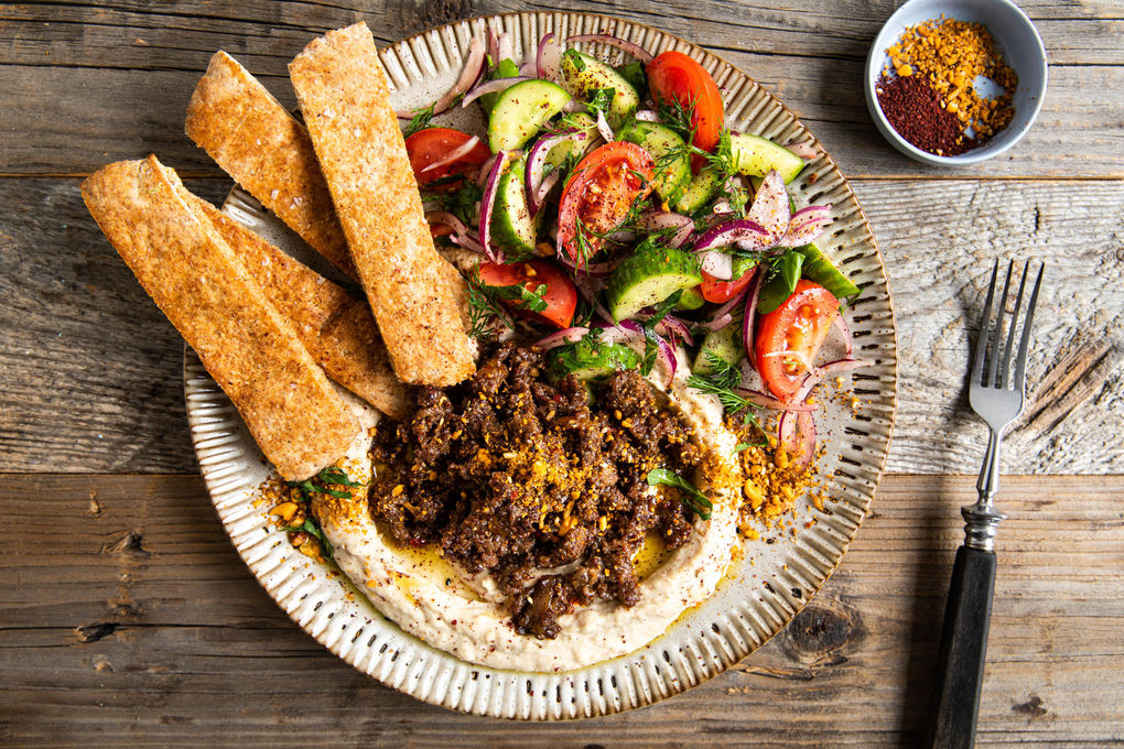 Orientalisches Bio-Rinderhack & Vollkornpita mit Bohnenhummus & Tomaten-Gurken-Salat