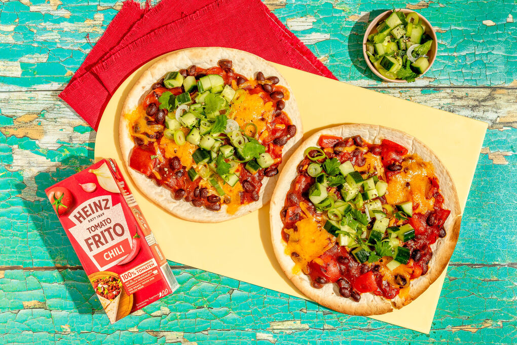 Tortillas mit schwarzen Bohnen und Käse serviert mit Lauchzwiebel-Gurken-Salsa