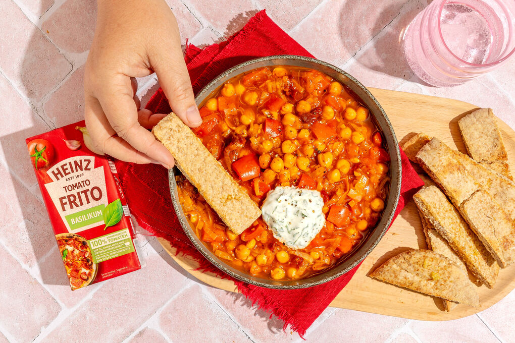 Paprika-Kichererbsen-Eintopf mit Kräuterjoghurt und Pita-Crostini