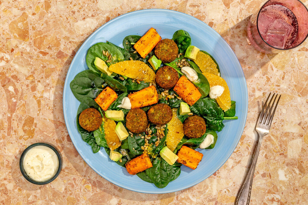 Orientalischer Falafel-Salatteller mit Ofenkarotten, Avocado und Orange