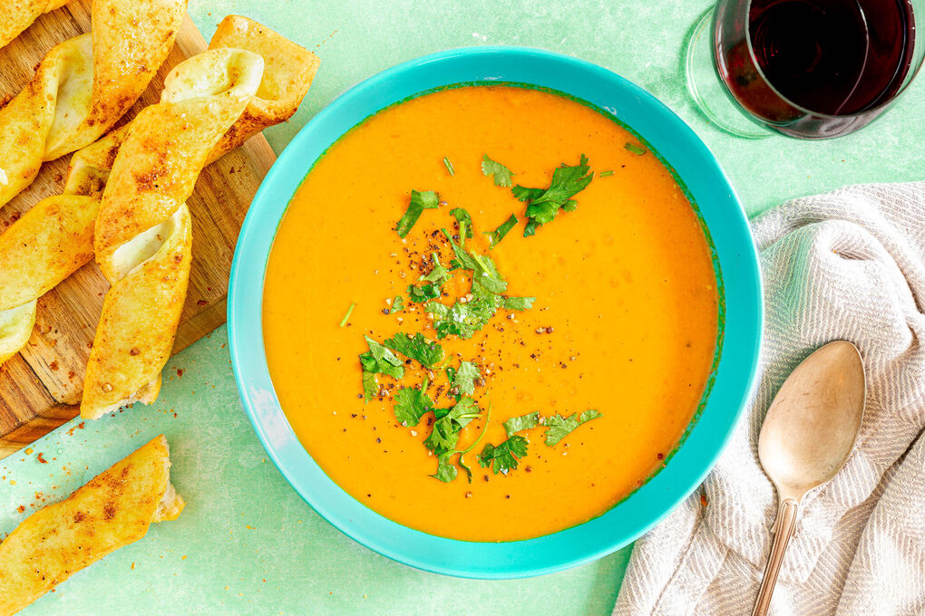 Kürbiscremesuppe fruchtig-pikant mit knusprigen Pizzabrotstangen