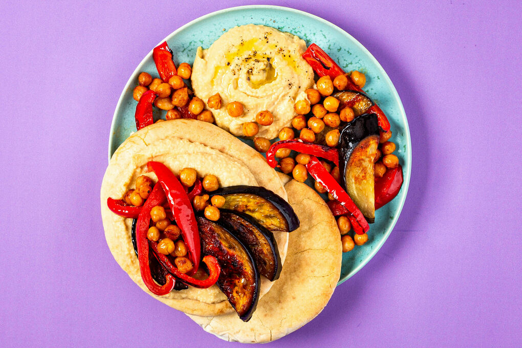 Sandwich mit pikantem Röstgemüse mit Miso-Hummus und koreanischer Chili-Note