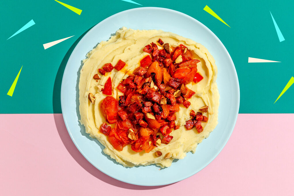 Kartoffelpüree mit würziger Chorizo und aromatischer Paprika-Tomaten-Sauce