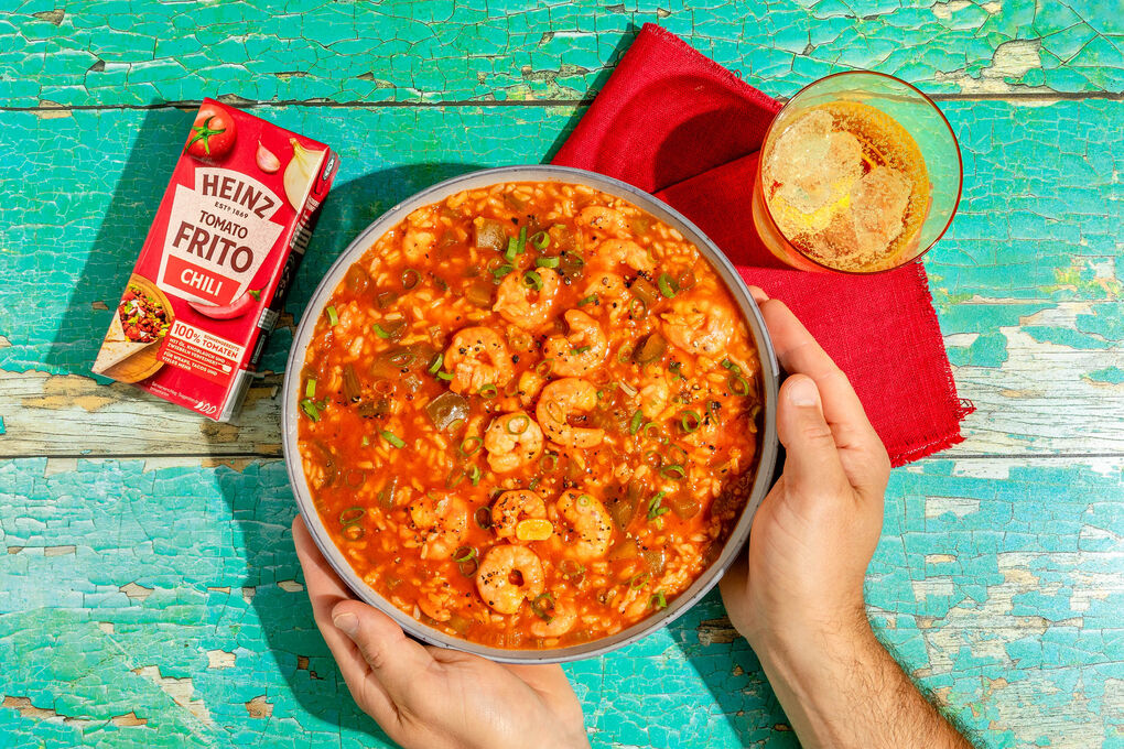 Schnelles Jambalaya mit Garnelen mit Gemüse und Naturreis