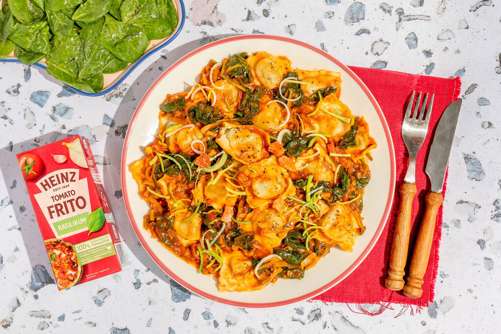 Ricotta-Spinat-Tortelli mit Speck in Tomatensauce, dazu Spinatsalat