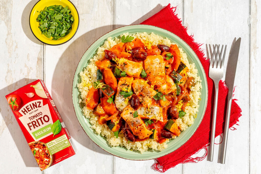 Seelachs in Tomaten-Oliven-Sauce mit Zucchini und Karotte auf Couscous
