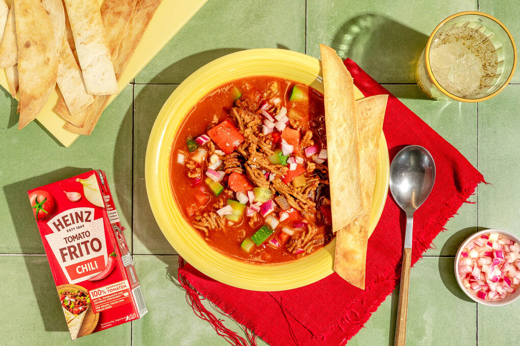 Vegane „Hackfleisch“-Gemüse-Suppe mexikanische Art mit Tortillasticks