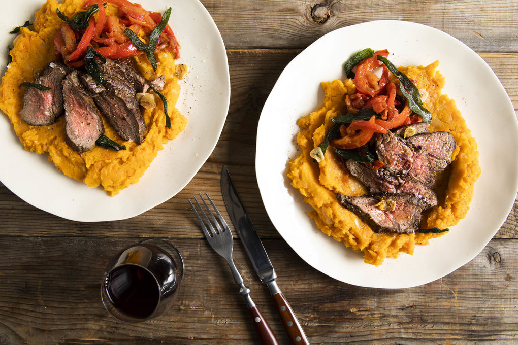 Rindersteak mit Salbei-Tomaten auf cremigem Süßkartoffelstampf