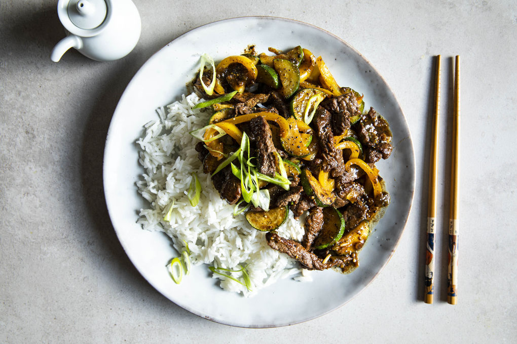 Chinesische Rindfleischpfanne mit Pfeffer-Honig-Sauce und Reis