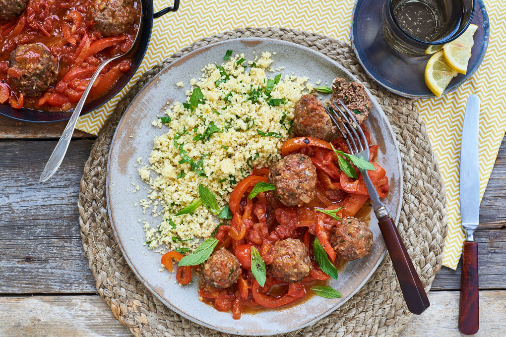 Herzhafte Hackbällchen mit Orangen-Couscous und Paprikasugo
