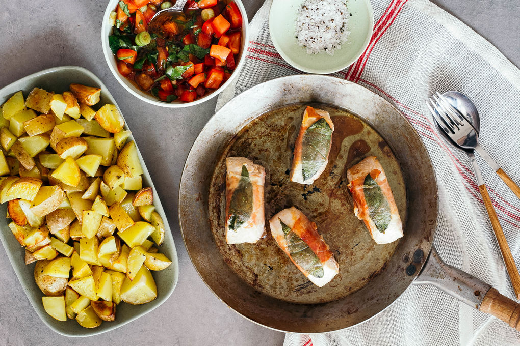 Saltimboccas vom Schwein mit gebackenen Kartoffeln und Tomatensalat
