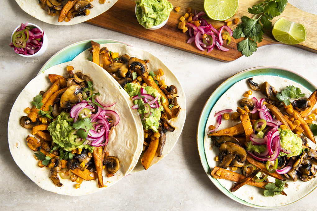 Vegane Fajitas mit buntem Gemüsemix mit Guacamole und eingelegten Zwiebeln