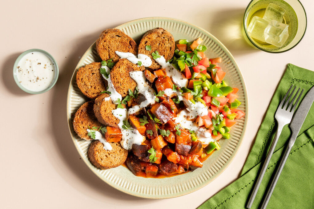 Eritreischer Brotteller mit Auberginenragout und Joghurt