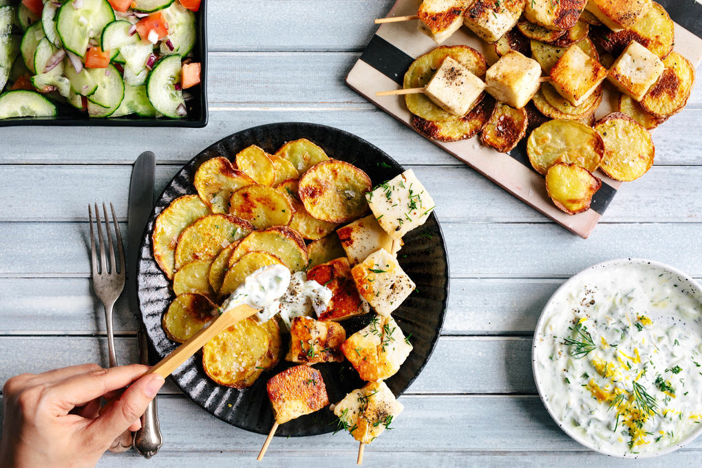 Pikante Grillkäsespieße mit Ofenkartoffeln und Tzatziki