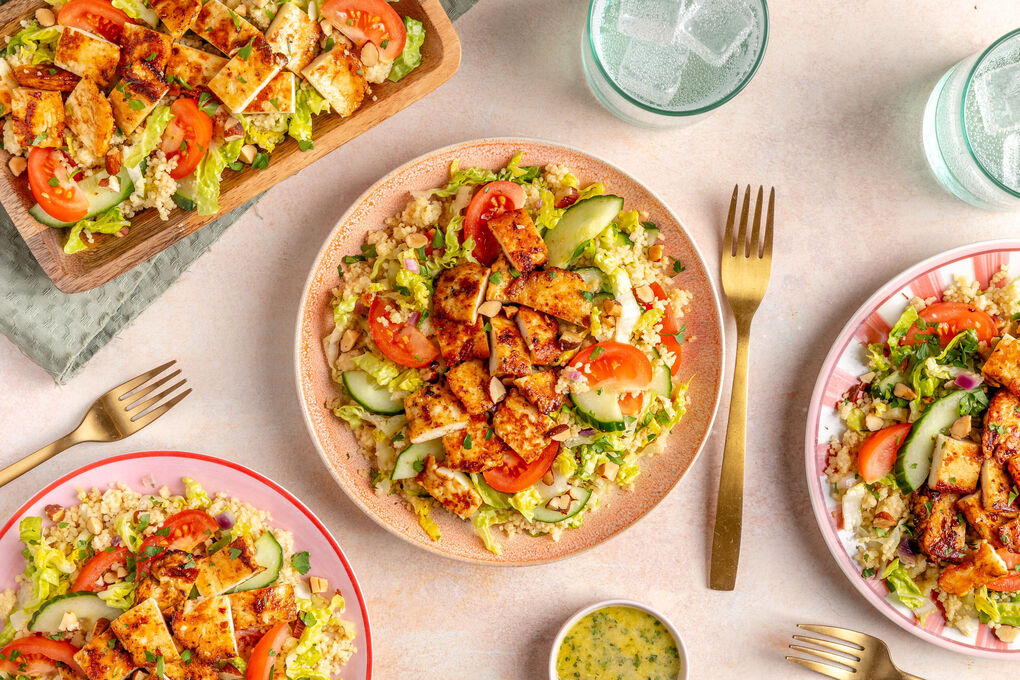 Pikanter Sambal-Paneer auf Couscous-Gemüse-Salat
