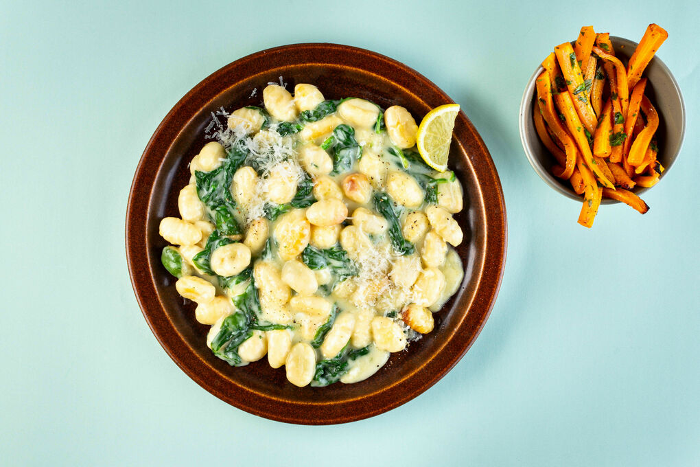 Knusprige Gnocchi mit Spinat-Käse-Sauce dazu leckere Petersilienkarotten
