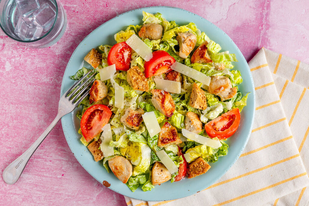 Caesar Salad mit Joghurtdressing und knusprigen Vollkorncroûtons
