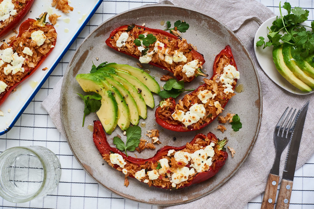 Süßsauer gefüllte Spitzpaprika mit Trakajakäse und Avocado
