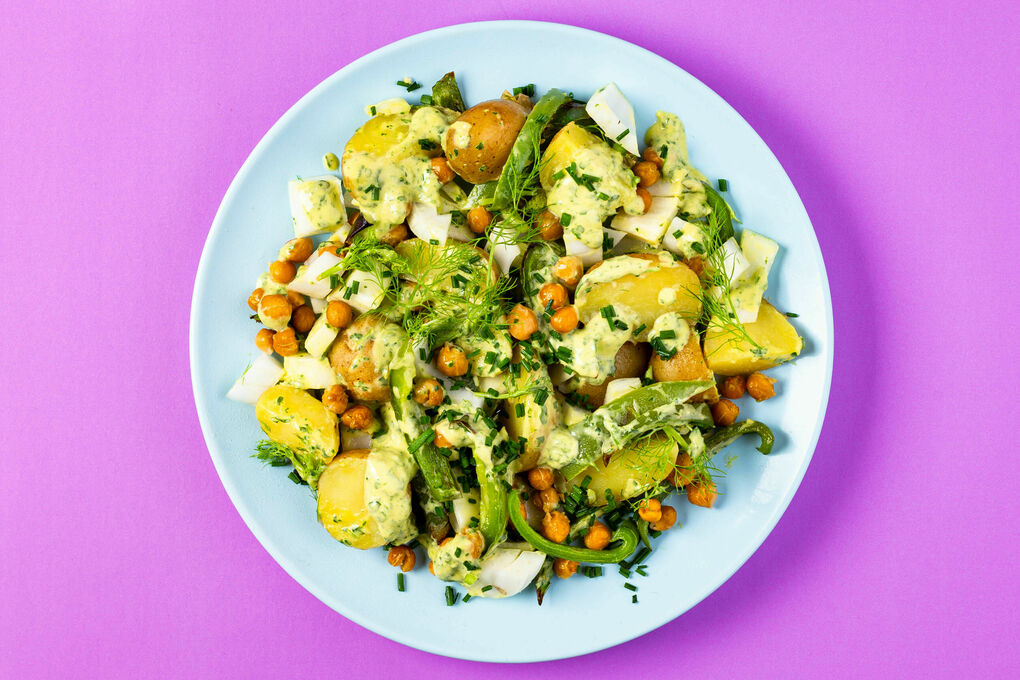 Paprika-Kartoffel-Salat mit Tahinidressing mit Fenchel und gerösteten Kichererbsen