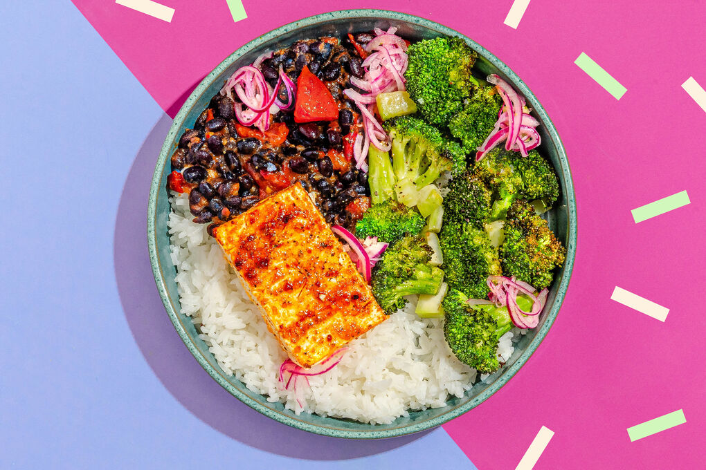 Mexikanische Feta-Bowl mit Bohnen und Brokkoli, dazu eingelegte Zwiebeln