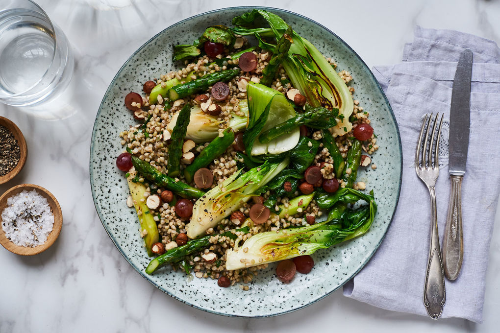 Nussiger Buchweizensalat mit grünem Spargel und Pak Choi