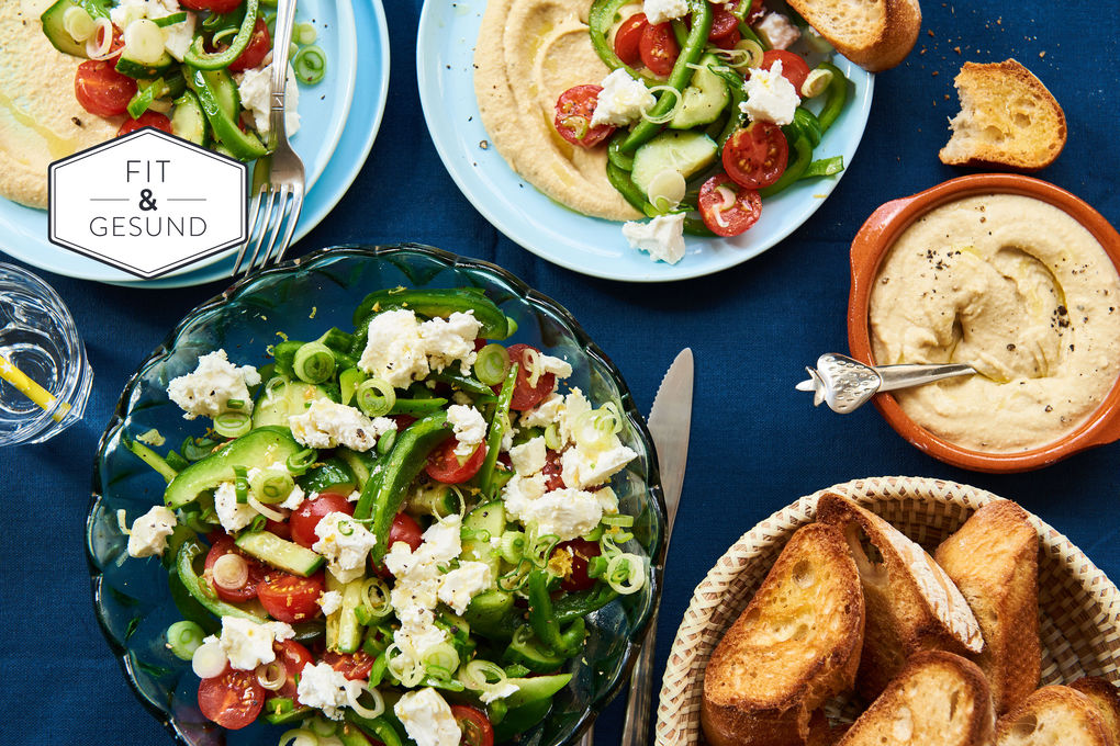 Griechischer Salat mit Hummus und Knofi-Baguettes