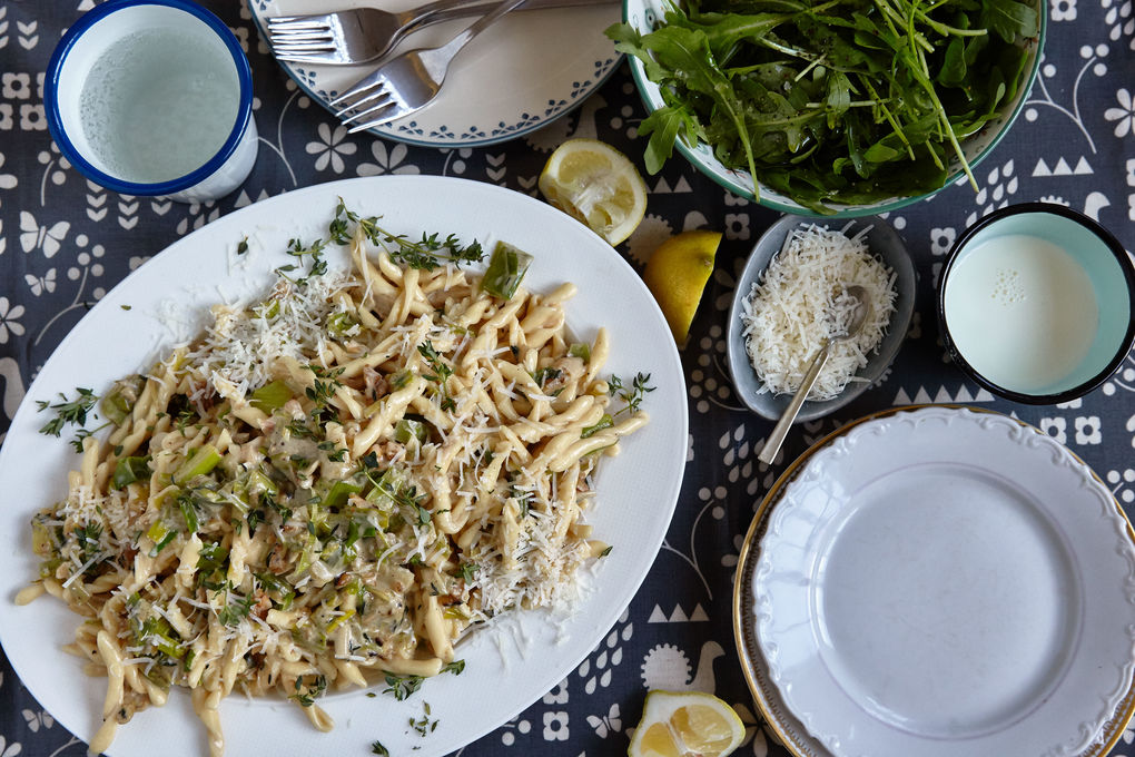 Zitronige Lauch-Torchiette mit gerösteten Walnüssen und Rucola