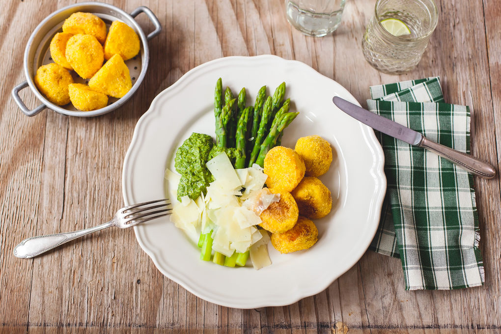 Parmesan-Spargel mit Polenta-Kartoffeln und Salsa Verde