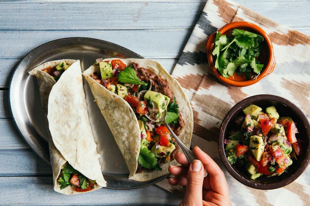 Mexikanische Bohnen-Tortillas mit Avocado-Tomaten-Salsa