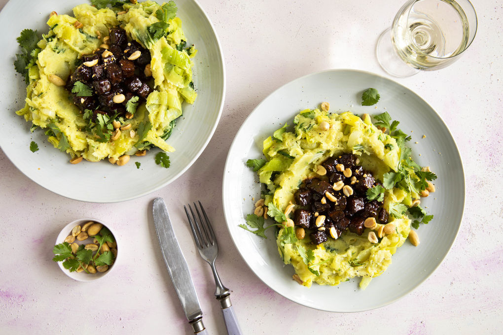 Knuspriger Tempeh mit Ketjap Manis auf Kartoffel-Pak-Choi-Stampf mit Curry