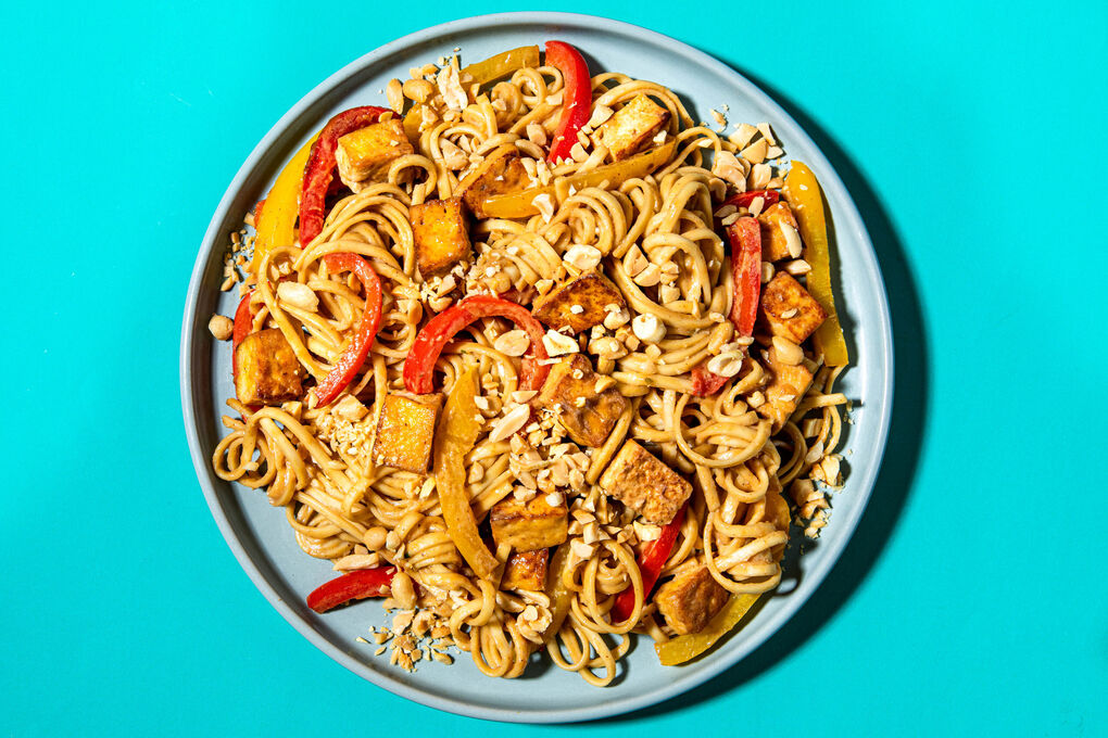Erdnussnudeln mit Tofu und bunter Paprika