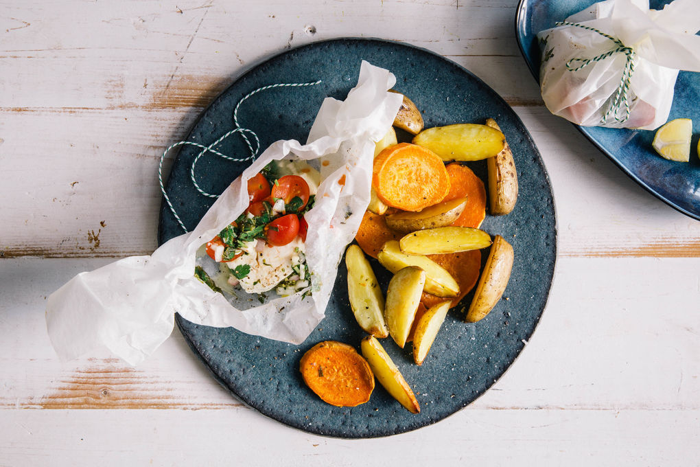 Tomaten und Feta „en papillote“ mit zweierlei Röstkartoffeln