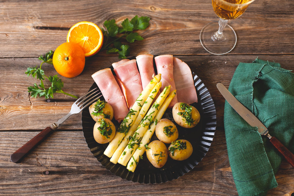 Beelitzer Spargel mit Schinken Kartoffeln und Orangen-Butter-Sauce