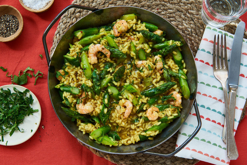 Spanische Paella mit Garnelen und grünem Spargel