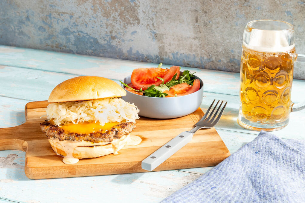 Saftiger Sauerkraut-Burger mit Rucola-Tomaten-Salat