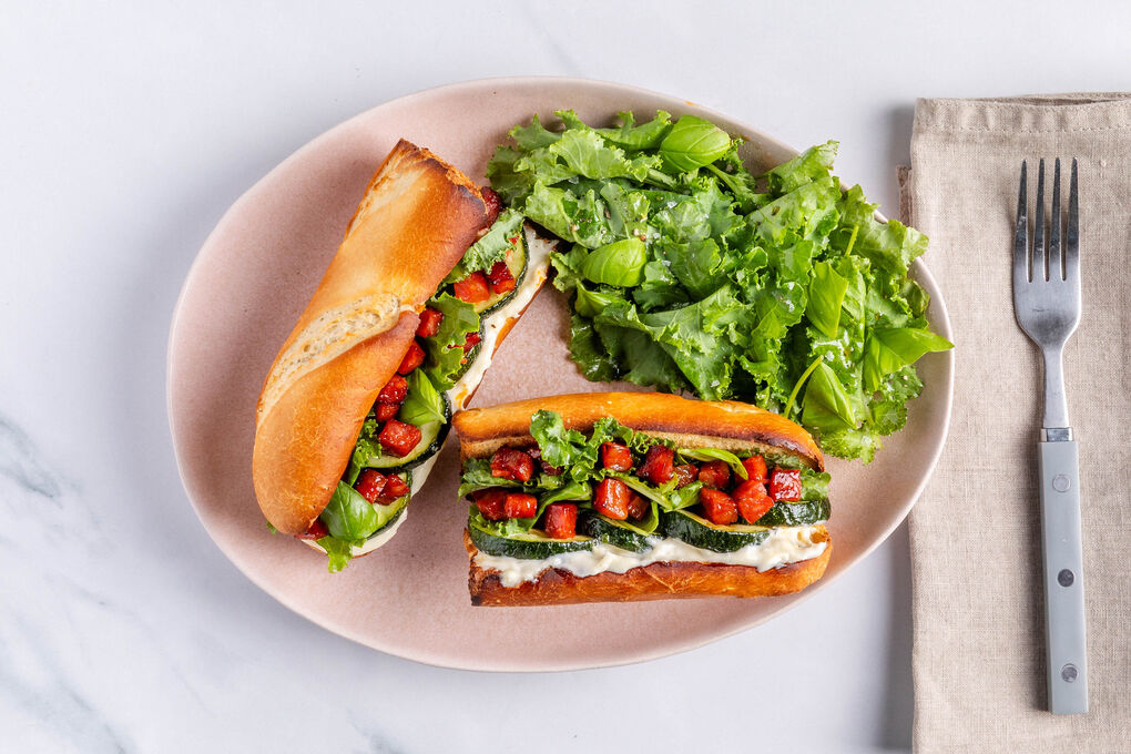Chorizo-Baguette mit Grünkohlsalat und gerösteten Zucchinistreifen