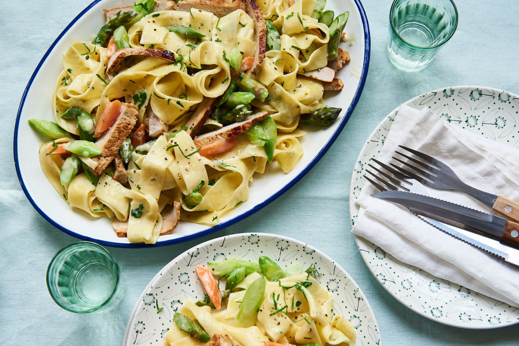 Gebratene Schweinesteaks mit Bandnudeln und Spargel-Sauce
