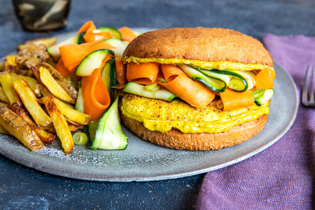Asiatischer Hähnchen-Burger mit Karotten-Zucchini-Salat und Pommes