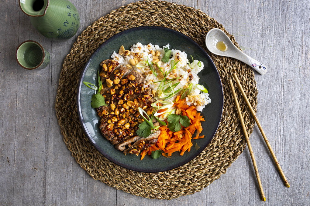 Asiatische Schweinesteak-Bowl mit Karotten, Erdnüssen und Vollkornreis