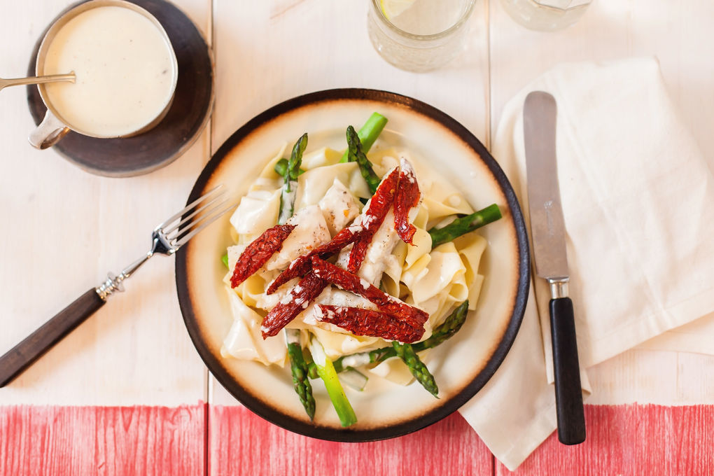 Tomaten-Seelachs mit grünem Spargel und Pappardelle
