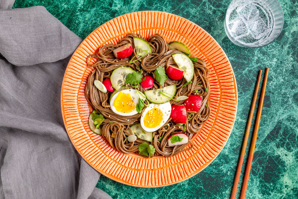 Schnelle Soba-Nudeln mit wachsweichem Ei mit knackiger Gurke, Radieschen und Koriander