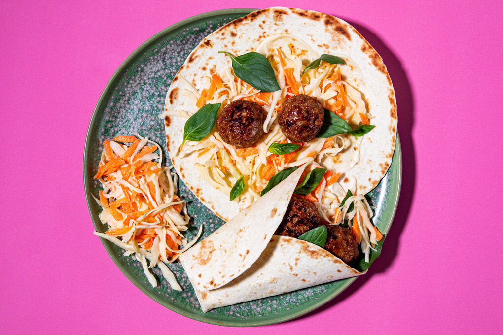 Wraps mit saftigen Teriyaki-Bällchen serviert mit Coleslaw und Thai-Basilikum