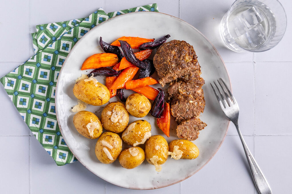 Würziger Hackbraten mit Käse-Kartoffeln und glasierten Karotten